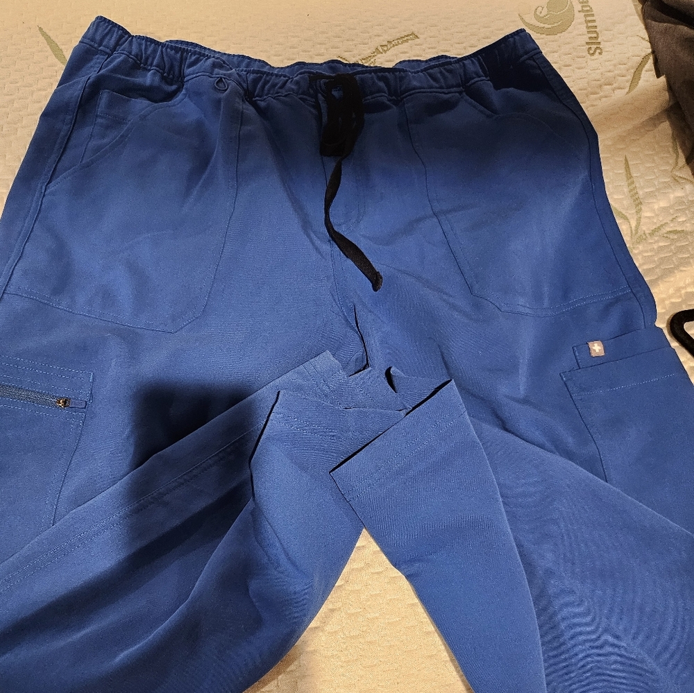 Figs mens axium scrub pants.